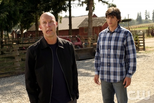 TheCW Staffel1-7Pics_30.jpg - SMALLVILLE"Phoenix" (Episode #302)Image #SM302-2317Pictured (left to right): Michael Rosenbaum as Lex Luthor, Tom Welling as Clark KentPhoto Credit: © The WB/David Gray